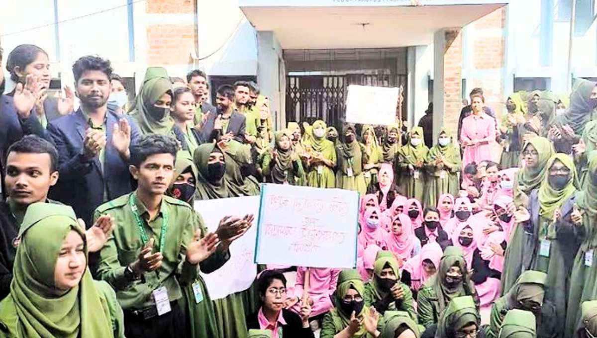 কুমিল্লা নার্সিং কলেজের শিক্ষার্থীর হিজাব দিয়েছে
